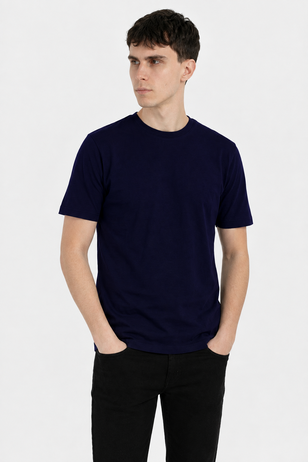 Modelo con camiseta azul marino oscuro