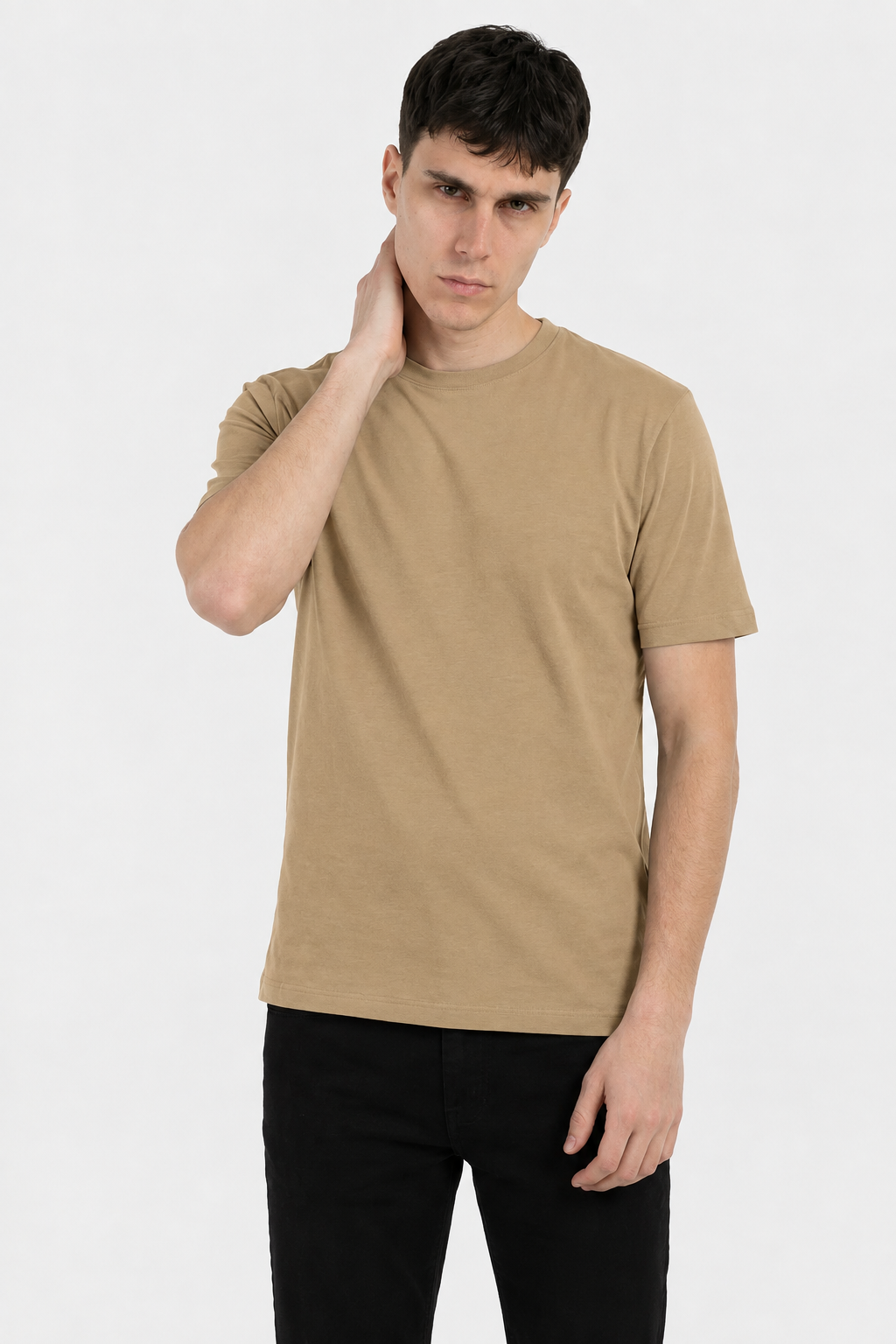 Modelo con camiseta beige