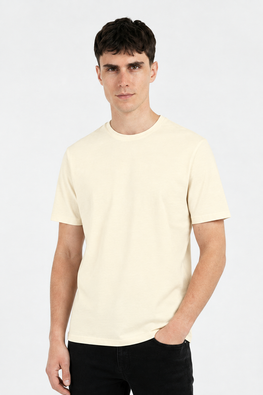 Modelo con camiseta en crema claro