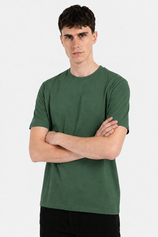 Modelo con camiseta verde #446f57