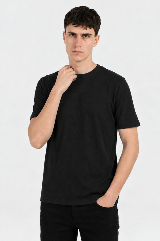 Modelo con la basta de la camiseta negra retocada