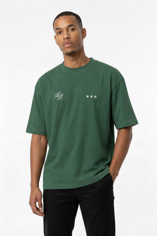 Modelo con polo oversize verde