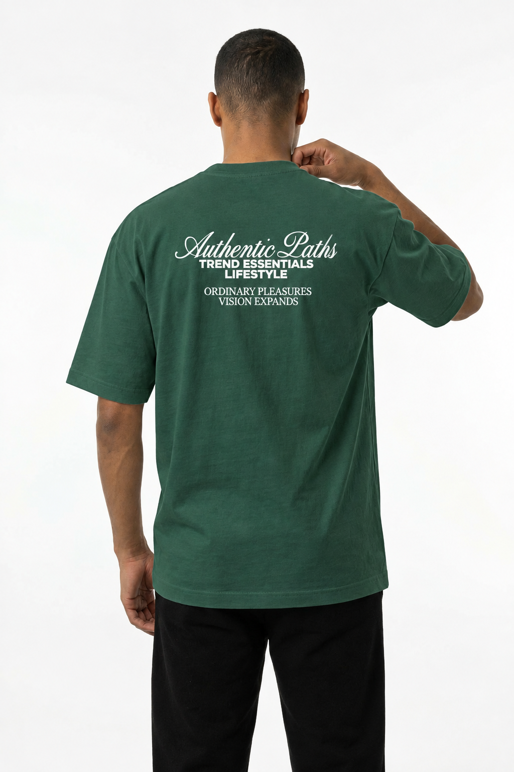 Modelo de espalda con el polo verde de referencia