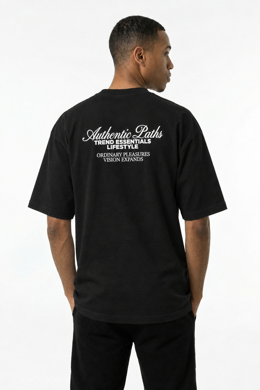 Modelo de espalda con polo negro Authentic Paths