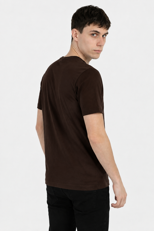 Modelo de espaldas con camiseta marrón oscuro
