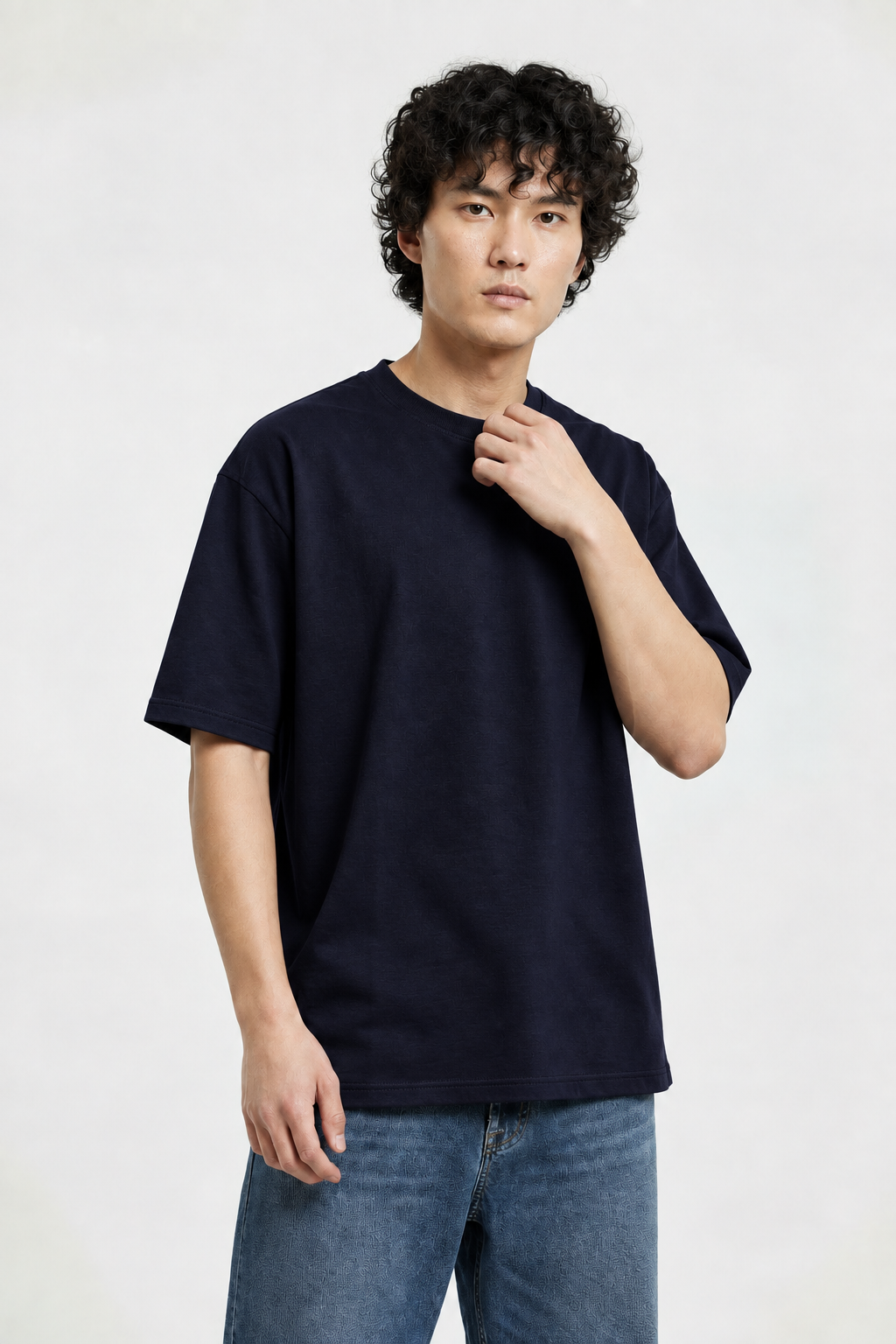 Polo azul oscuro con textura y sombras naturales