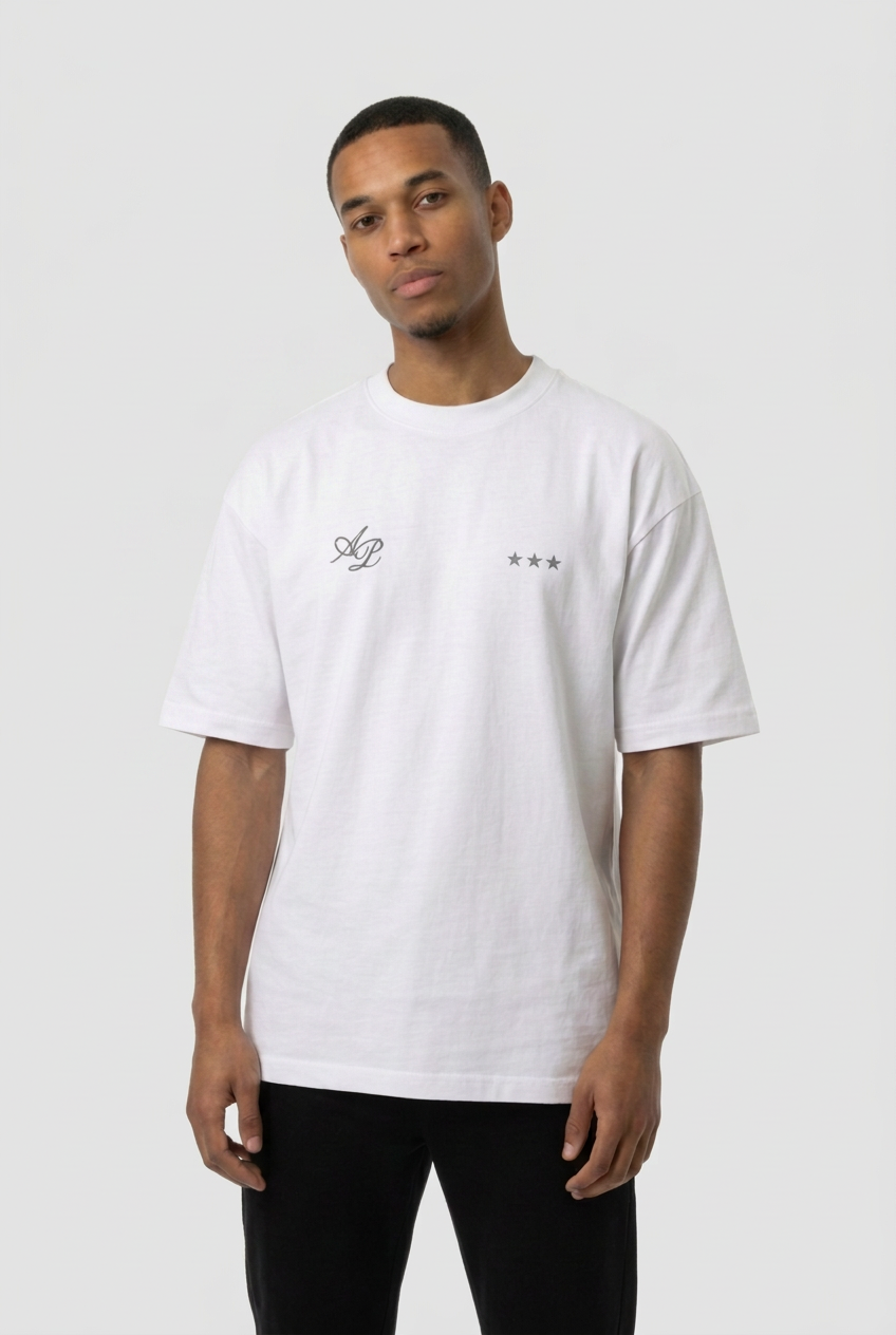 Polo blanco frontal con fondo #ebebec