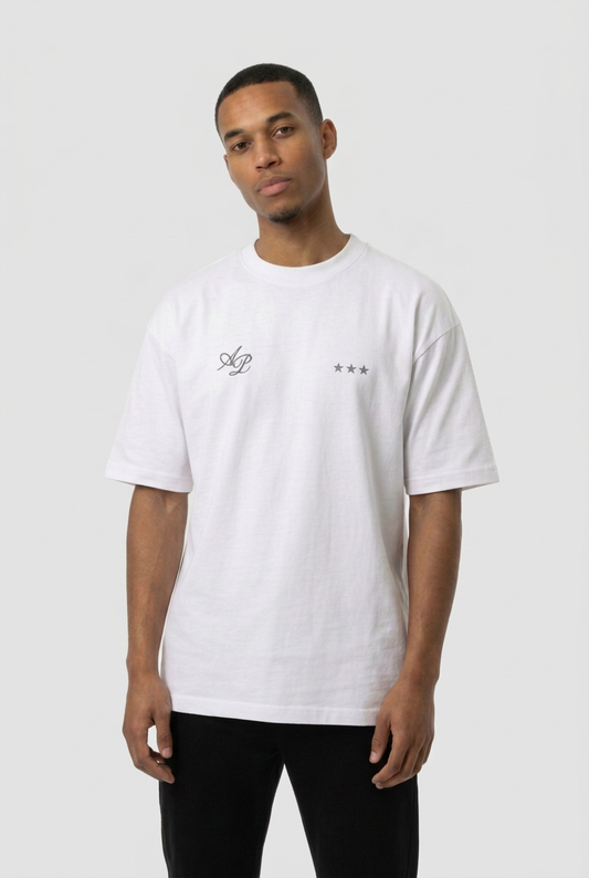 Polo blanco frontal con fondo #ebebec