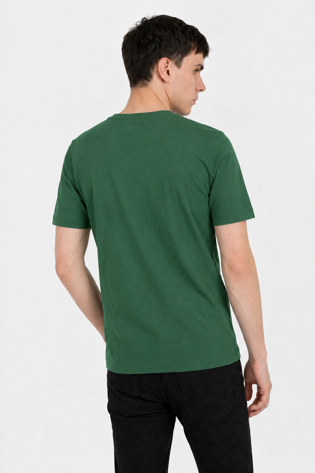 Segunda foto con el verde de la prenda de la primera