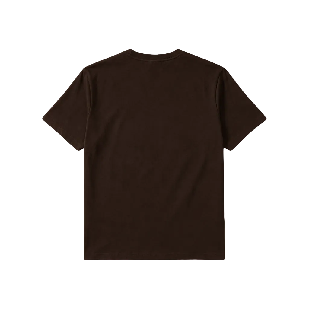 Vista posterior de la camiseta en marrón oscuro